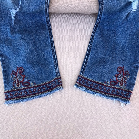 Democracy Boho Slim Straight Flood Distressed Raw Embroidered hem Jeans Size 8 - Picture 6 of 15